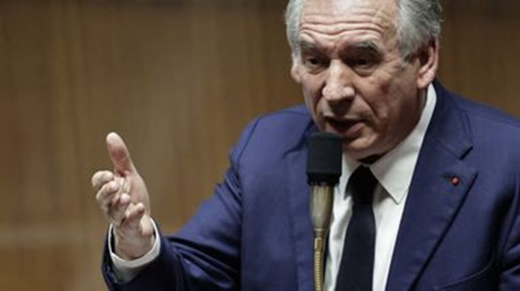 Bayrou s’exprime au micro, main levée, lors d’un débat à l’Assemblée nationale.